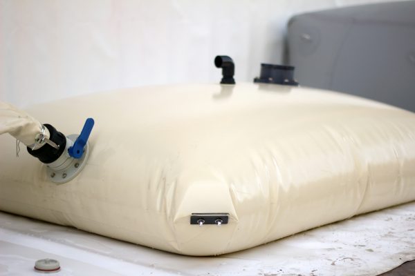 Pillow water tank with metal pads in corners